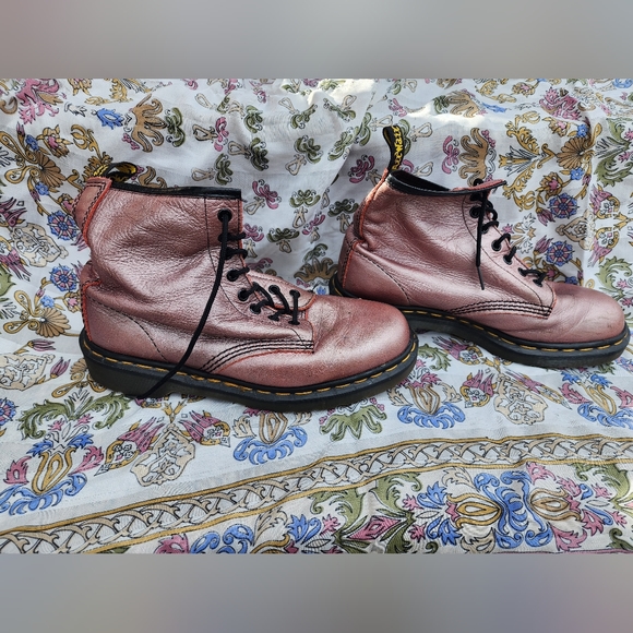 Vintage Dr Martens iridescent pink made in England genuine leather boots - Picture 2 of 5